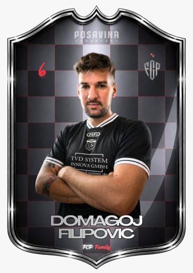 Porträt von Domagoj Filipović, CrossFit Athlet, mit sportlicher Kleidung und schwarz-weißer Kulisse.